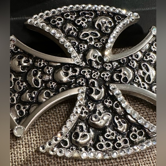 BEAUTIFUL BELT BUCKLE WITH SWAROVSKI CRYSTALS AND SKELETON HEADS. - Picture 3 of 5